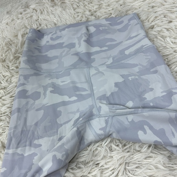 Lululemon Wunder Under Short 10" *Ribbed Incognito Camo Jacquard Alpine White - Picture 2 of 5